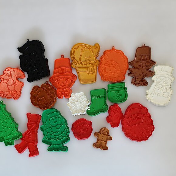 Vintage Hallmark Plastic Holiday Imprint Cookie Cutters Set of 18 Fall Theme - Picture 9 of 9